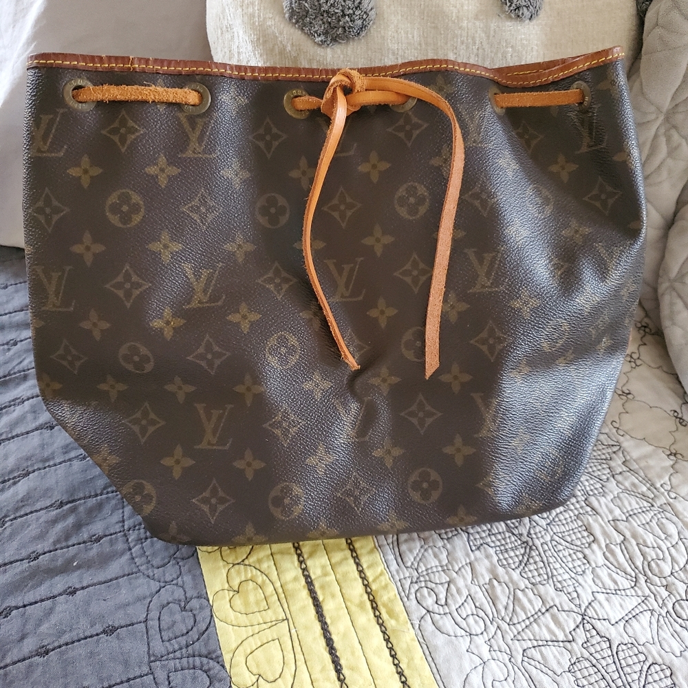 louis-vuitton drawstring bag - great condition